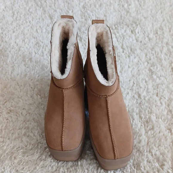 NWOT UGG platform Boots - Picture 4 of 5